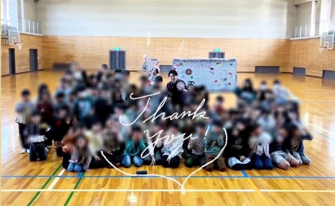 小学校の行事で子どもたちとマジックショーを楽しんだ記念写真（お子さまの顔はぼかし処理）｜女性マジシャンMOE