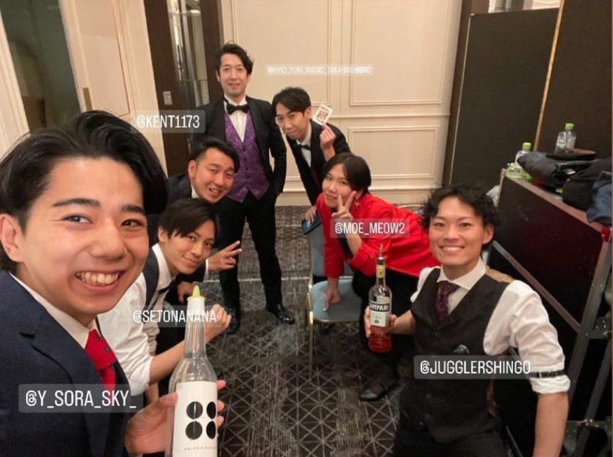 ホテルオークラ京都での大人数パフォーマンスショーに出演した女性マジシャンMOE