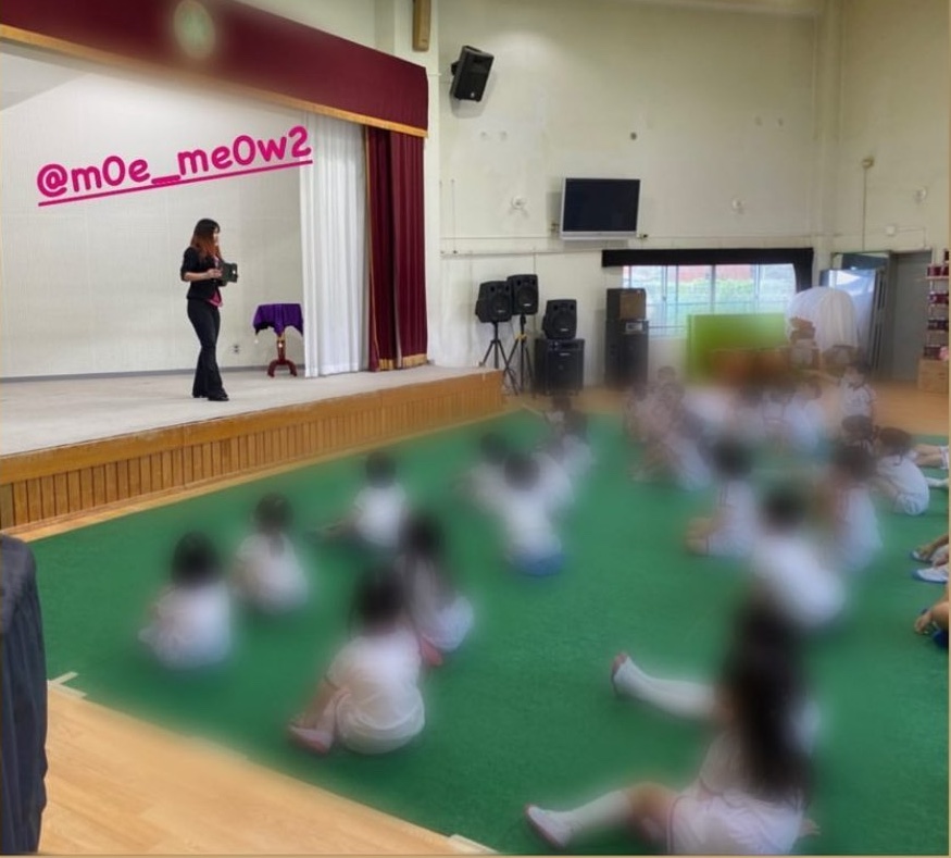 幼稚園の出張マジックショーで園児たちが夢中になる様子（お子さまの顔はぼかし処理）｜女性マジシャンMOE