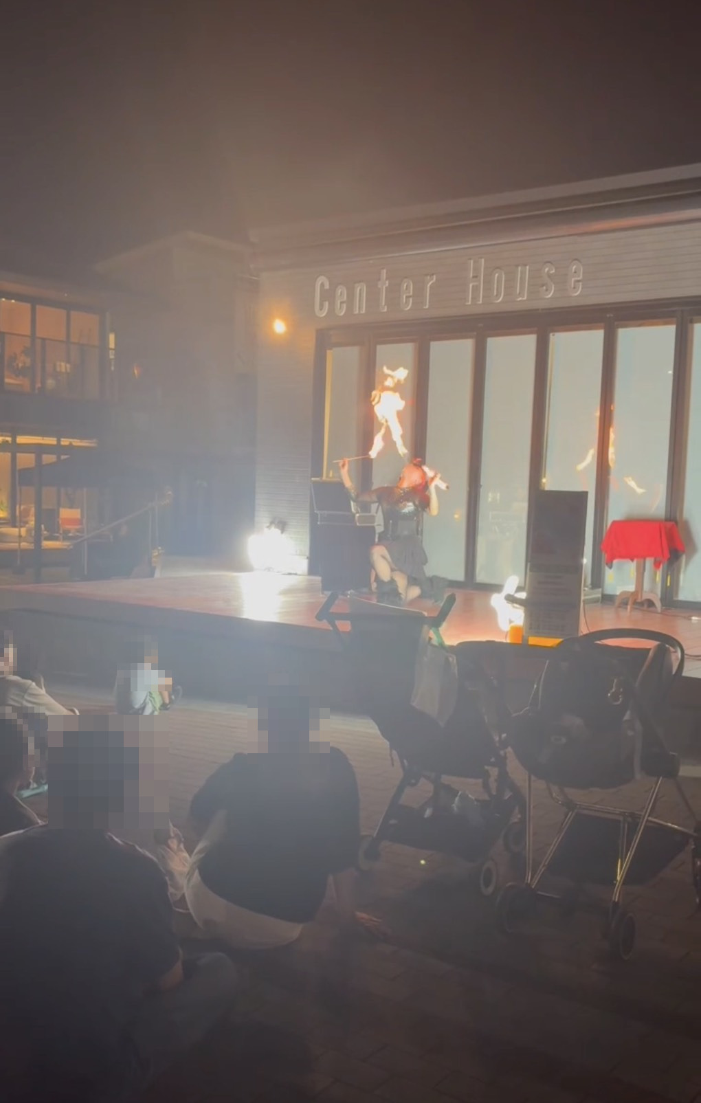 夜空に炎が立ち上るファイアブレス|女性マジシャンMOEの屋外ファイアショー(大阪府和泉市)