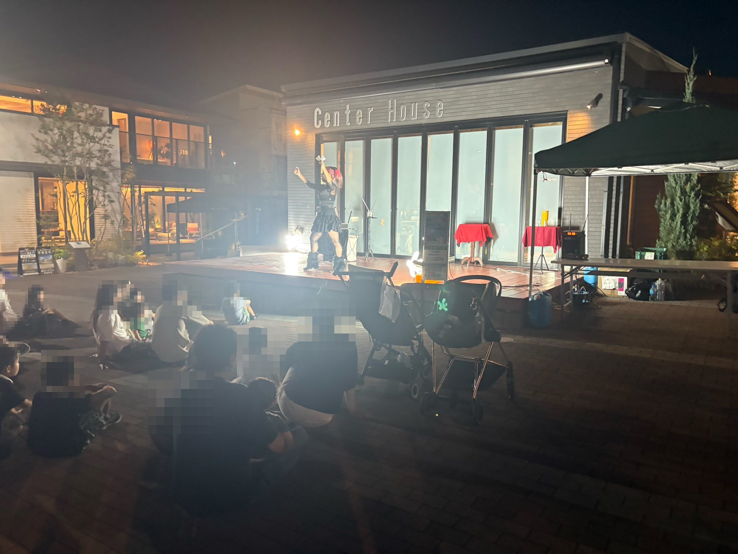 親子連れの観客が見守る屋外ファイアショーのフィナーレ|大阪府和泉市の夏祭りイベント