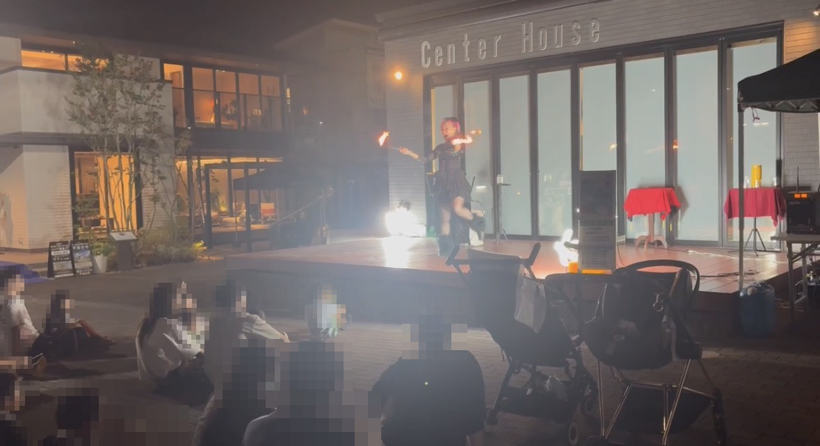 両手のトーチを操るファイアパフォーマンス|和泉中央住宅展示場の夜の特設ステージ